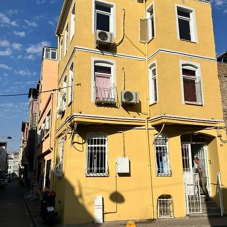 Yellow House Apartman *