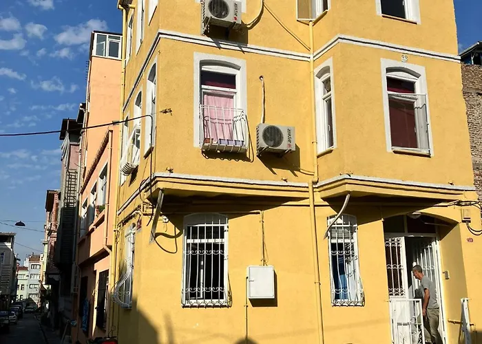 Yellow House Apartment *