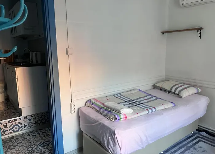 Yellow House Apartment *